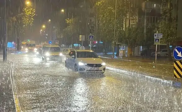 Diyarbakır'da gök gürültülü sağanak yağış var: Sıcaklık normallerin altında