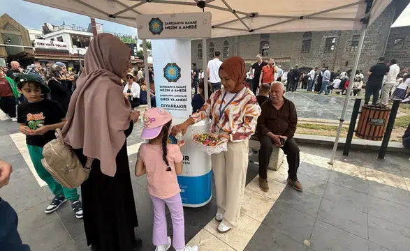 Diyarbakır'da Ulu Cami önündeki stantta yerli ve yabancı turistlere bayram ikramı