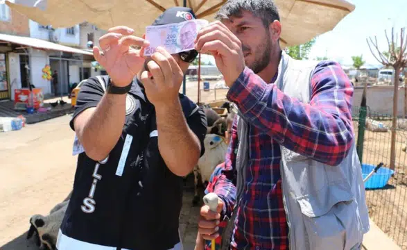 Diyarbakır'da hayvan pazarına sahte para uyarısı: Polis ekipleri broşür dağıttı, satıcılar bilinçlendirildi