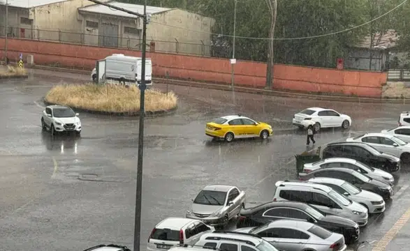 Diyarbakır'ı yine aşırı yağış vurdu: Yollar kısa sürede suyla doldu