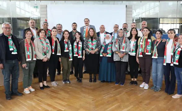 Diyarbakır'da belediye meclisinde Amedspor kutlaması: Atkılarla geldiler