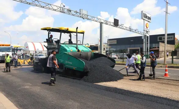Diyarbakır yollarında konfor artıyor: 3 ilçede bin tonun üzerinde asfalt serildi