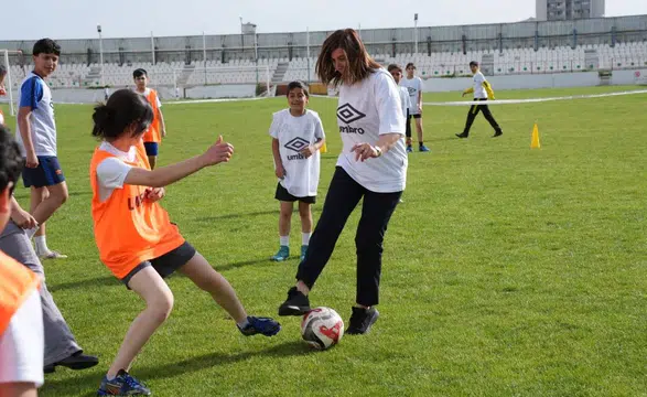 Diyarbakır'da Eşbaşkan Bucak sahaya indi: Minik futbolcularla top oynadı