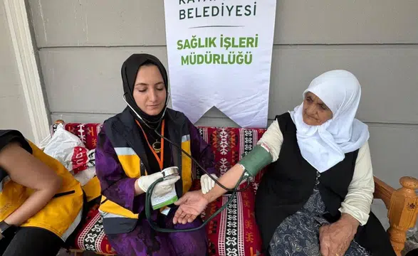 Diyarbakır'da kırsal mahalledeki kadınlara ücretsiz tansiyon ve şeker ölçümü
