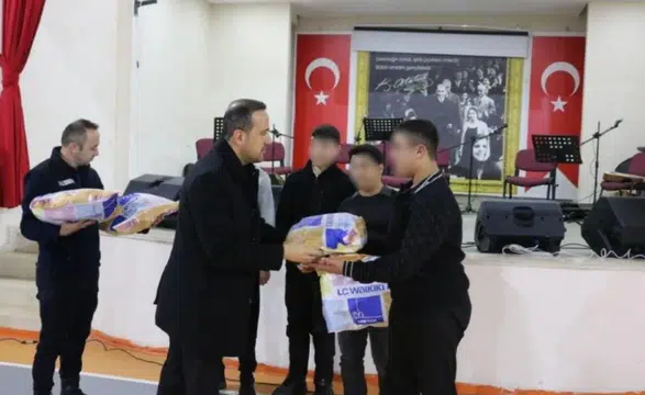 Diyarbakır'da suça sürüklenen çocuklar unutulmadı: Hediyeleri verildi