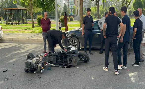 Diyarbakır'da park halindeki araca çarpan motor ikiye bölündü: Sürücü hastanelik oldu