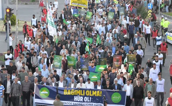 Diyarbakır’da madde bağımlılığına karşı yürüyüş: "Özgür olmak istiyorsan bağımlı olma"
