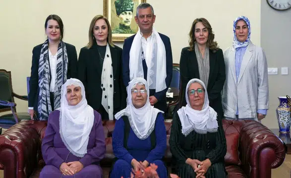 Barış Anneleri CHP Genel Merkezi’nde Özgür Özel ile görüştü