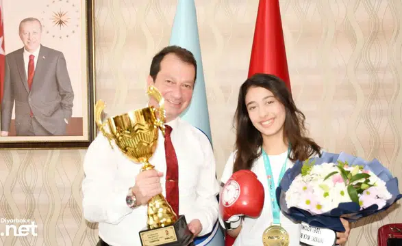 Dünya Şampiyonu sporcu Diyarbakır'ın gururu oldu: Rektör Eronat'ın sözünü dinledi