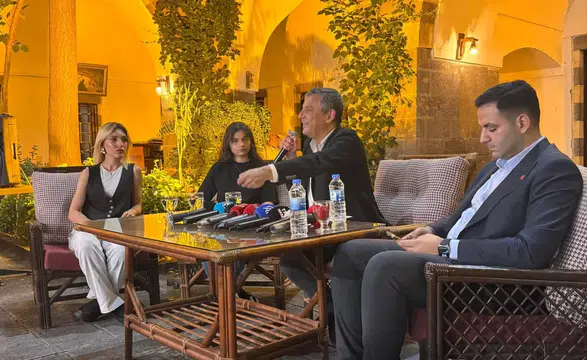 Diyarbakır ziyaretini gençlerle sürdüren Özgür Özel Yerel yönetimlerde yeni bir dönem