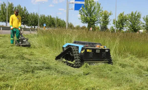 Diyarbakır’da ot biçme işi robotlara emanet: 4,5 milyon metrekarelik alanda mesai yapıyorlar