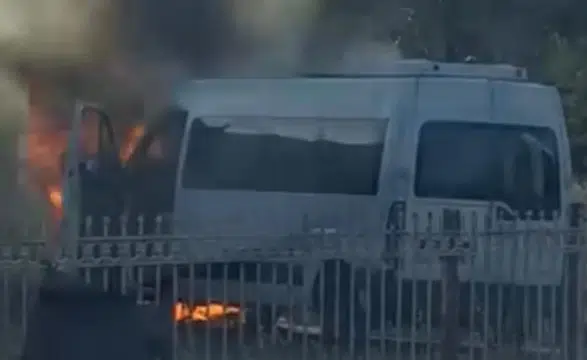 Diyarbakır’da seyir halindeki minibüs alev alev yandı