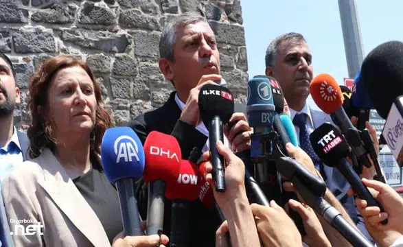Özgür Özel Diyarbakır'da Demirtaş'ın selamını paylaştı: "Başımızın üstünde"