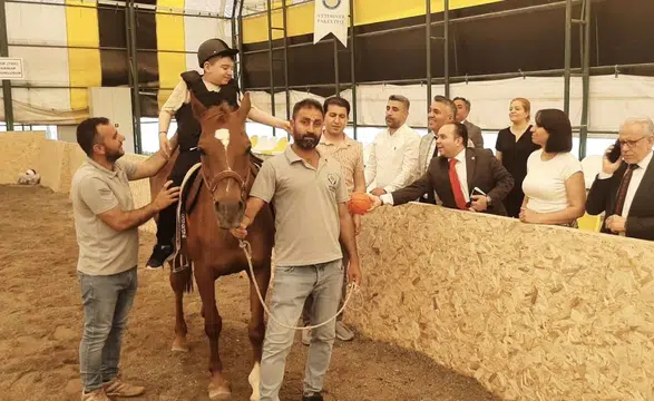 Türkiye'nin ilk hippoterapi merkezi Diyarbakır'da açıldı: Özel çocuklar atlarla iyileşiyor