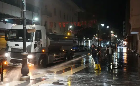 Diyarbakır Sur'un sokaklarında leylak kokulu temizlik: Her gece pırıl pırıl yapılıyor