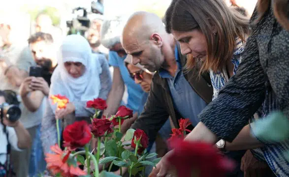 Diyarbakır'ın hafıza mekanına karanfil yağmuru: 11 yıl önceki saldırı unutulmadı