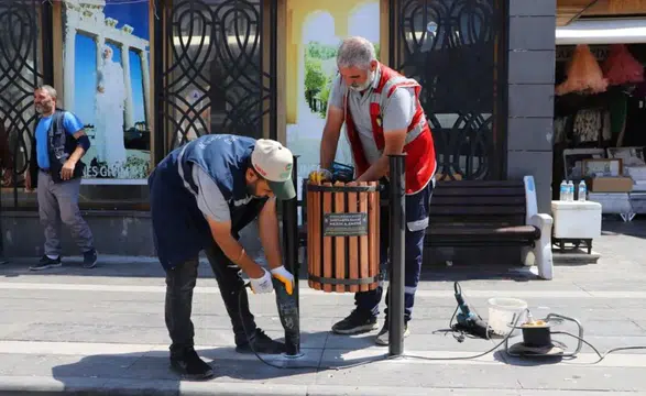 Diyarbakır Sur'da eskileri söküldü, yenileri monte edildi