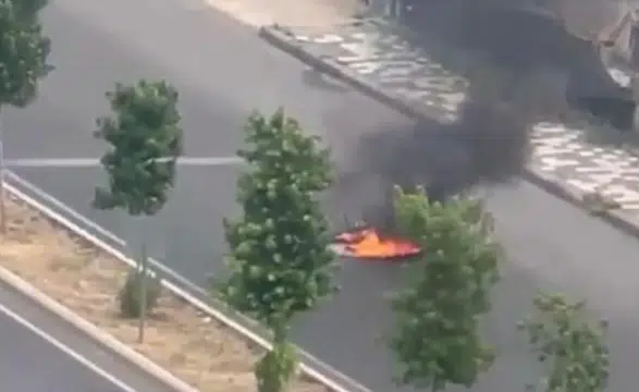 Seyir halindeki motosiklet alev aldı, sürücü son anda kurtuldu