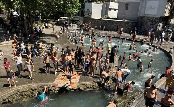 Diyarbakır'da termometreler 37 dereceyi gördü Çocuklar tarihi Anzele Parkı'na akın etti