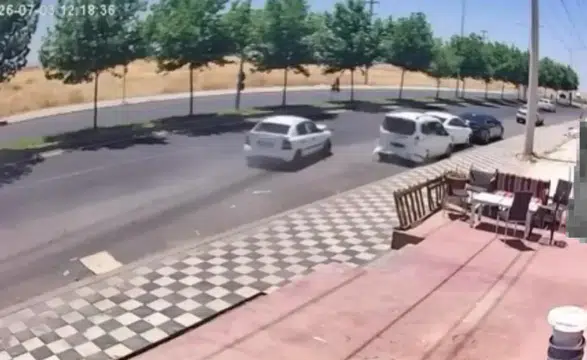 Diyarbakır Bağlar’da korkutan trafik kazası Kontrolden çıkan otomobil araçlara çarptı
