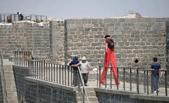 Diyarbakır Surları'nda yürekleri ağza getiren tahta bacaklı yürüyüş Farkındalık için çıktı