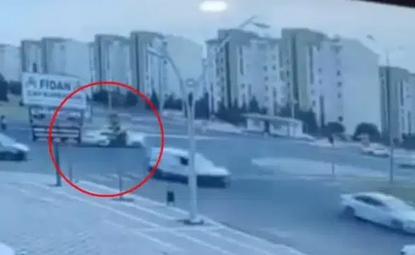 Kayapınar Memursen Bulvarı’nda şiddetli kaza İki otomobil çarpıştı, 2 kişi yaralandı