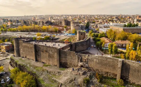 Diyarbakır'da sıcaklık bunaltıyor: En serin nokta 38 derece, bir ilçe rekora koşuyor!
