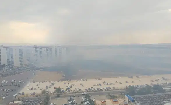 Diyarbakır'da hastane yakınında anız yangını: Dumanlar yükseldi, otopark tahliye edildi