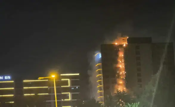 Alevler Kayapınar'da plazayı sardı Dış cepheden çatıya sıçrayan yangına çok sayıda ekip