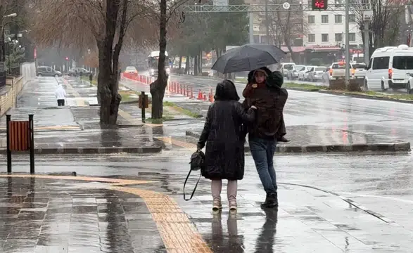 Meteoroloji saat verdi: Diyarbakır’da sağanak, bölgede fırtına