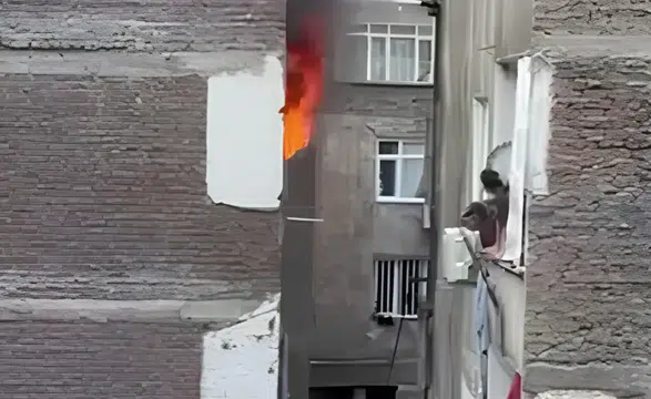 Sur'da apartman sakinleri korku dolu anlar yaşadı: Alevler 3'üncü kattan yükseldi