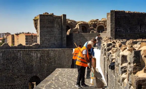 Diyarbakır Surları'nda hummalı çalışma: Tarihi dokunun temizliği için kollar sıvandı