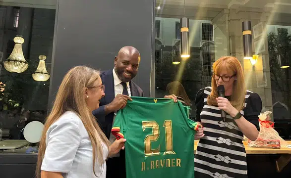 Londra'da Amedspor rüzgarı: İngiliz siyasetinin iki önemli ismine forma hediye edildi