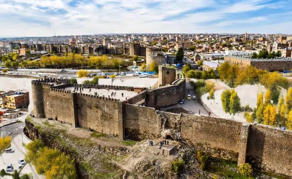 Diyarbakır sıcak havaya teslim: İşte ilçelerde günün hava durumu