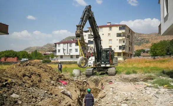 Diyarbakır'ın ilçesinde atık su sorunu tarih oldu: Bin metrelik yeni hat döşendi