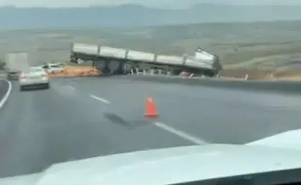 Diyarbakır-Silvan kara yolunda tır kazası: Direksiyon hakimiyeti kayboldu, 1 yaralı