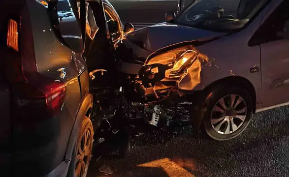 Diyarbakır-Mardin kara yolunda trafik kazası: İki otomobil çarpıştı, 2 yaralı var