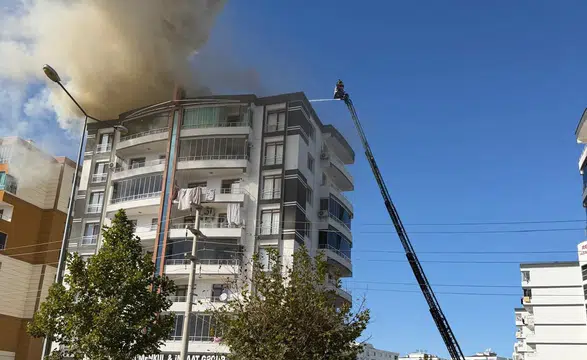 Diyarbakır Bağlar'da 8 katlı binanın çatısında korku dolu anlar: 7 kişi kurtarıldı