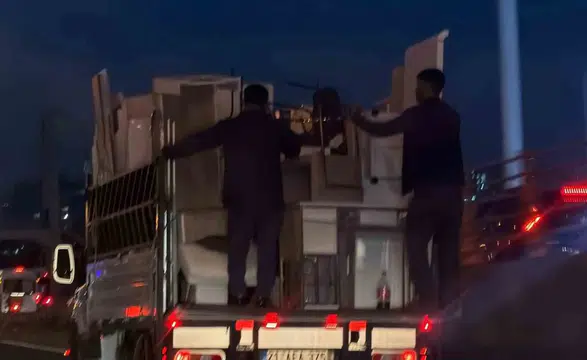 Diyarbakır Urfa Bulvarı'nda tehlikeli yolculuk: Kamyonet kasasında canlarını hiçe saydılar