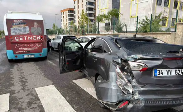 Diyarbakır Kayapınar'da trafik kazası: Halk otobüsü ile otomobil çarpıştı, 4 yaralı
