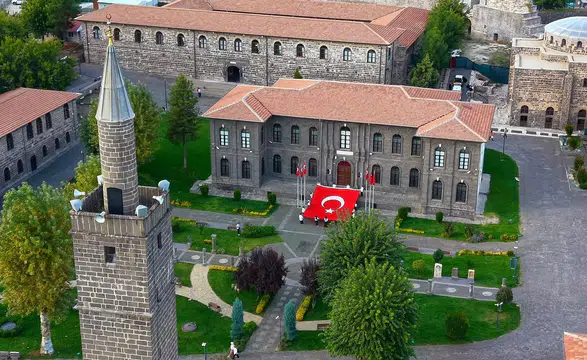 Diyarbakır İçkale'de 54 metrekarelik dev Türk bayrağıyla Cumhuriyet coşkusu