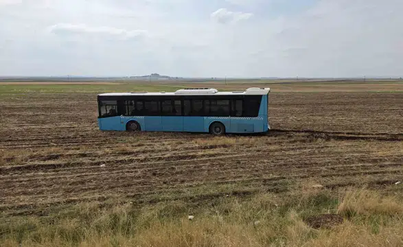 Diyarbakır-Ergani yolunda korkutan kaza: Yolcu otobüsü kontrolden çıkıp tarlaya girdi