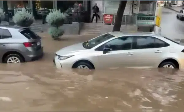 İşte Diyarbakır'dan yağmur manzaraları: Hayat felç oldu