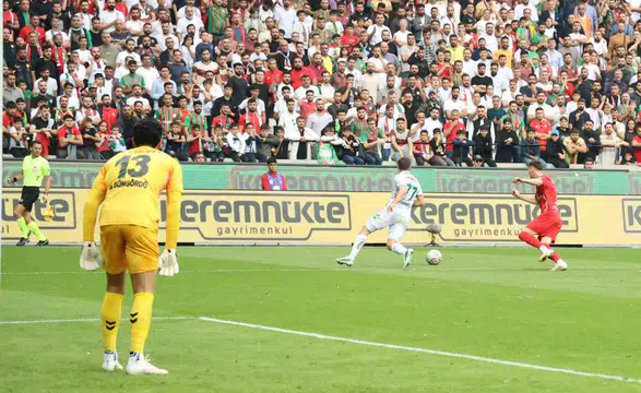 Amedspor ile Konyaspor Diyarbakır'da kozlarını paylaşıyor: İlk yarıda gol sesi çıkmadı