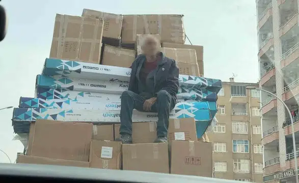 Diyarbakır Urfa Bulvarı'nda tehlikeli yolculuk: Kolilerin üzerinde canını hiçe saydı
