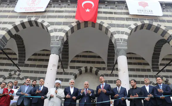 Diyarbakır ve Bingöl'de deprem hasarlı 6 tarihi cami yeniden ibadete açıldı