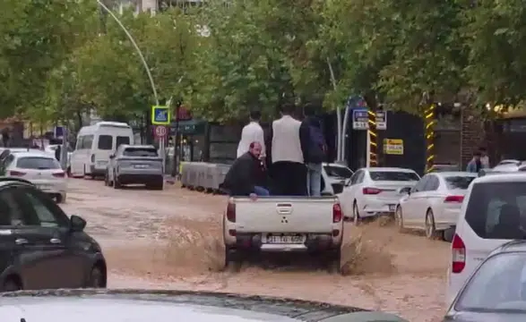 Diyarbakır'ın Ergani ilçesinde sağanak yağış hayatı felç etti: Araçlar çukurlara gömüldü