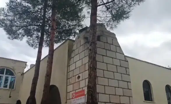 Diyarbakır Bismil'de şiddetli fırtına dehşeti: Caminin minaresi evin üzerine devrildi