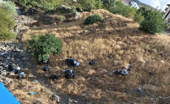 Diyarbakır Çermik'te tarihi Haburman Köprüsü çevresindeki çöp manzarası tepki çekti