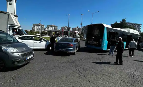 Diyarbakır Kayapınar'da trafik kazası: Otomobil belediye otobüsüne çarptı